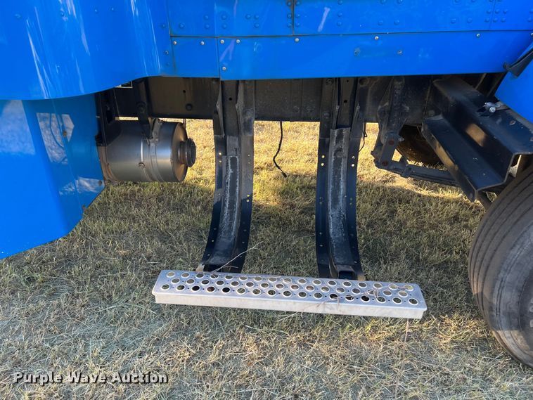 image for item EJ2914 2014 Kenworth  T800 semi truck