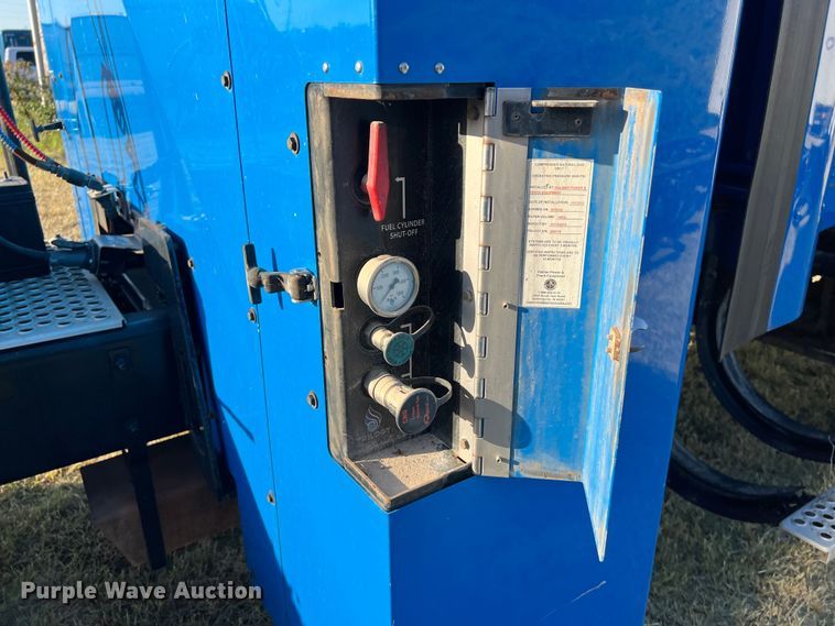 image for item EJ2914 2014 Kenworth  T800 semi truck