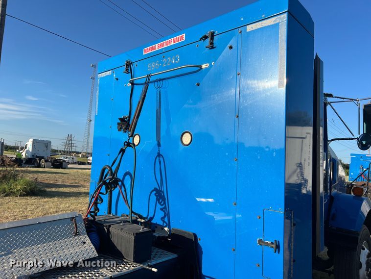 image for item EJ2914 2014 Kenworth  T800 semi truck