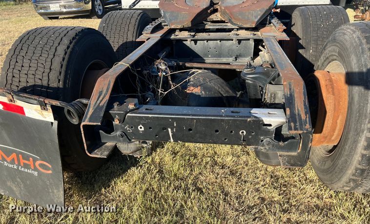 image for item EJ2914 2014 Kenworth  T800 semi truck