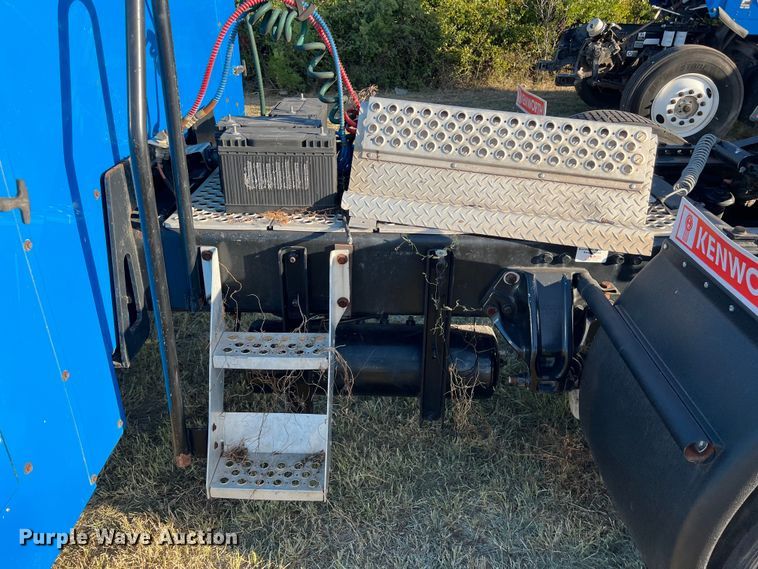 image for item EJ2914 2014 Kenworth  T800 semi truck