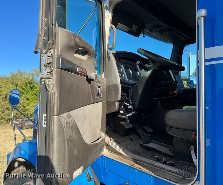 image for item EJ2914 2014 Kenworth  T800 semi truck