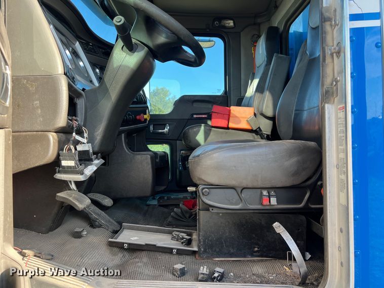 image for item EJ2914 2014 Kenworth  T800 semi truck