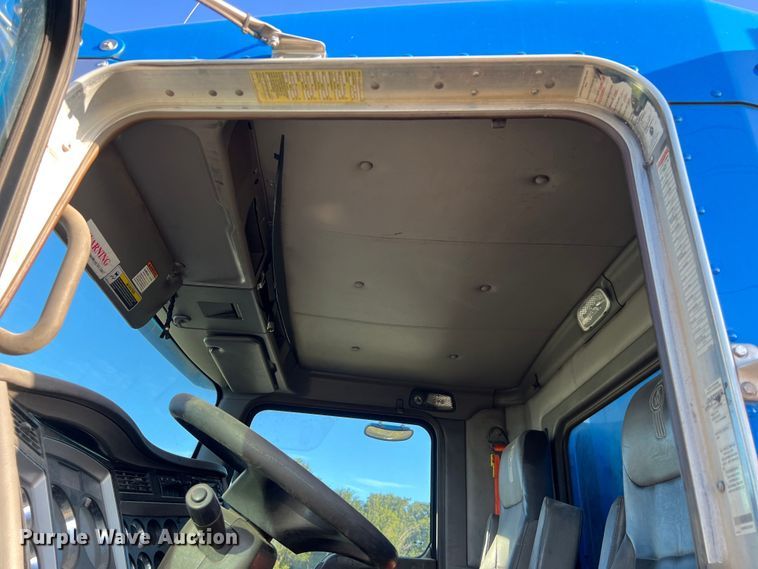 image for item EJ2914 2014 Kenworth  T800 semi truck