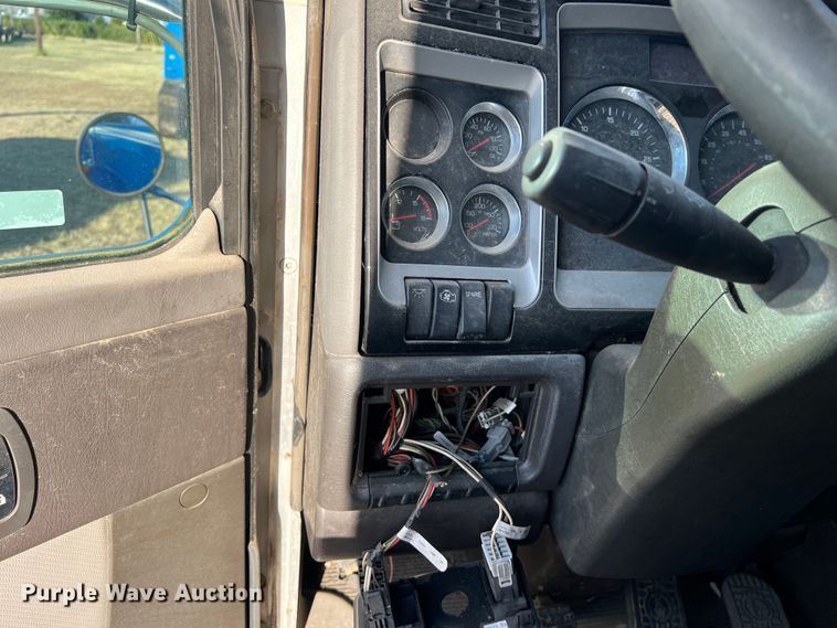 image for item EJ2914 2014 Kenworth  T800 semi truck