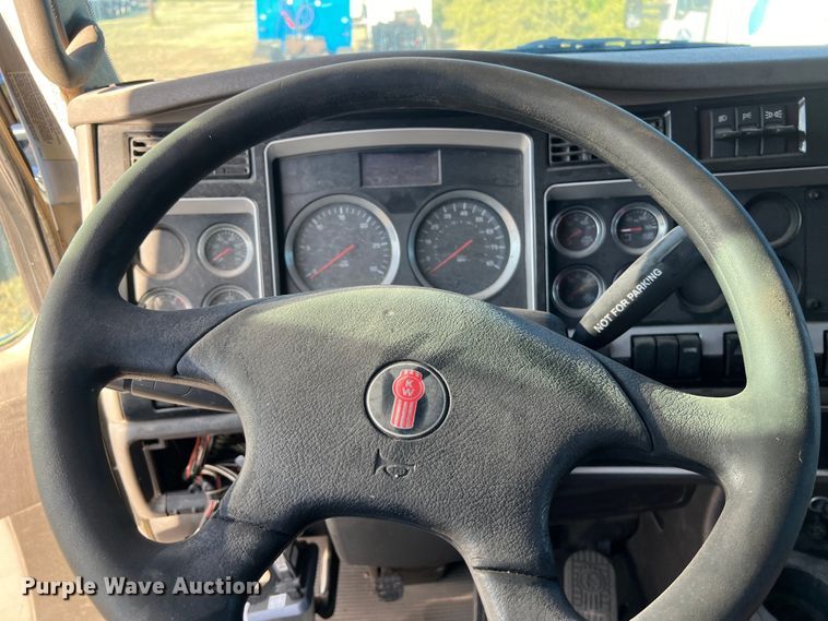 image for item EJ2914 2014 Kenworth  T800 semi truck