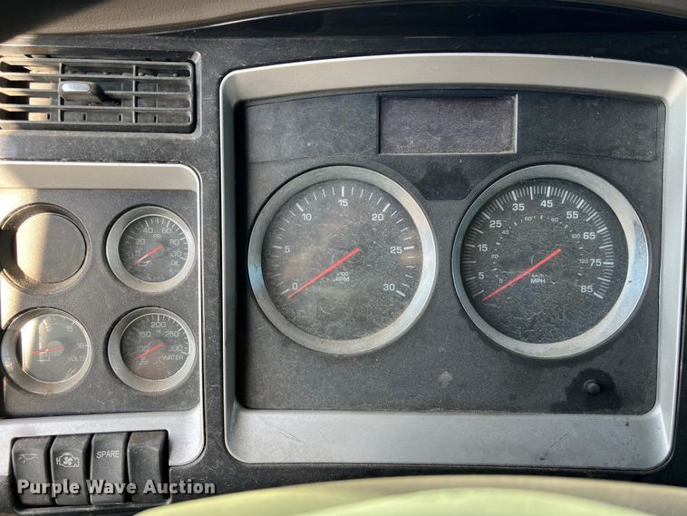 image for item EJ2914 2014 Kenworth  T800 semi truck