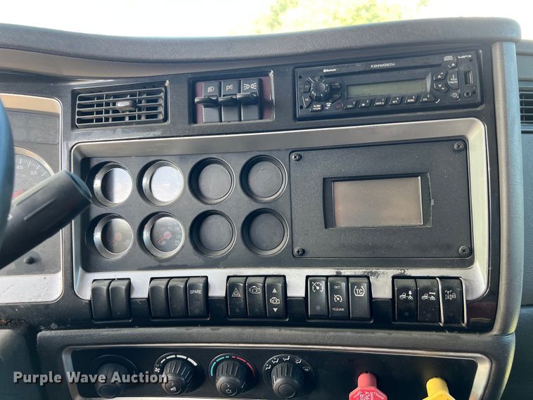 image for item EJ2914 2014 Kenworth  T800 semi truck