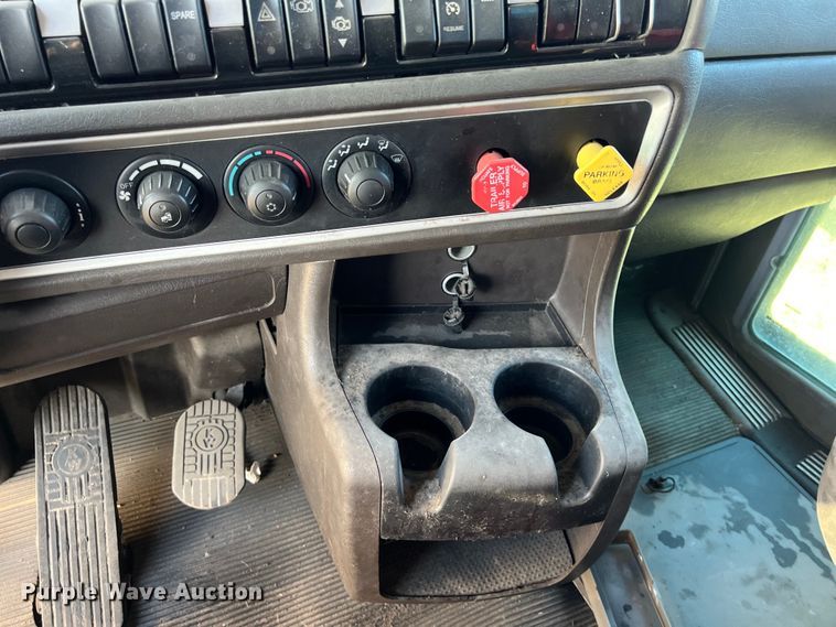 image for item EJ2914 2014 Kenworth  T800 semi truck