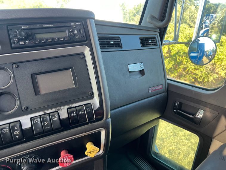 image for item EJ2914 2014 Kenworth  T800 semi truck