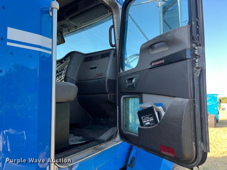 image for item EJ2914 2014 Kenworth  T800 semi truck