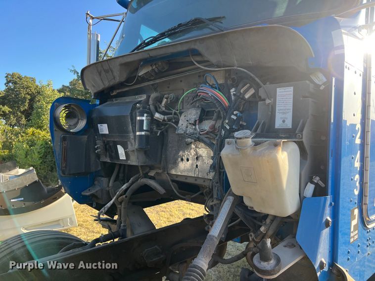 image for item EJ2914 2014 Kenworth  T800 semi truck