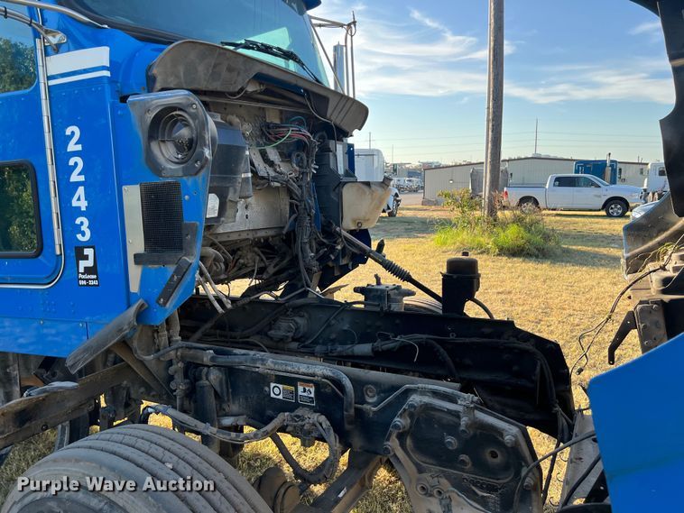 image for item EJ2914 2014 Kenworth  T800 semi truck