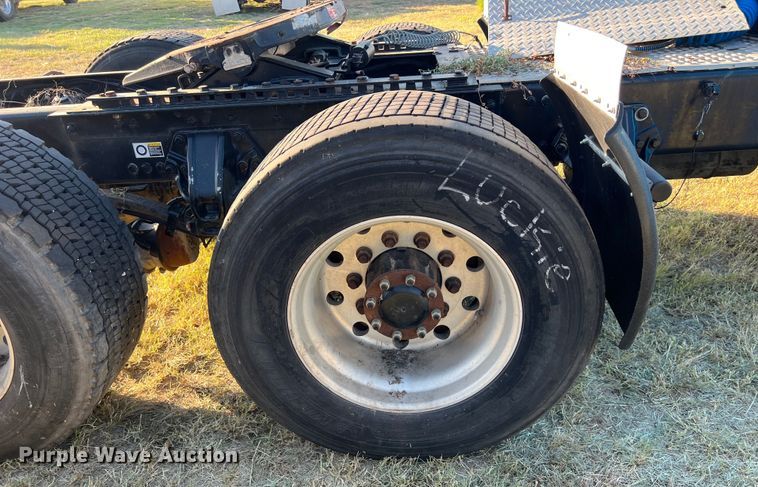 image for item EJ2914 2014 Kenworth  T800 semi truck