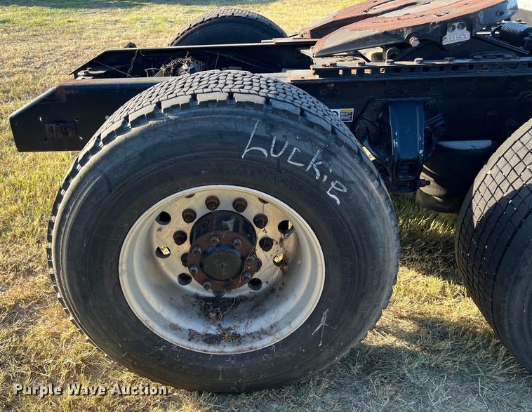 image for item EJ2914 2014 Kenworth  T800 semi truck