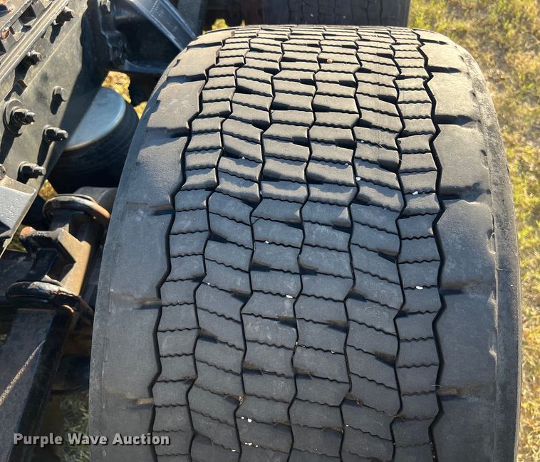 image for item EJ2914 2014 Kenworth  T800 semi truck