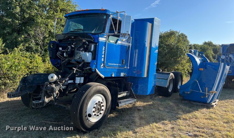 image for item EJ2915 2014 Kenworth  T800 semi truck