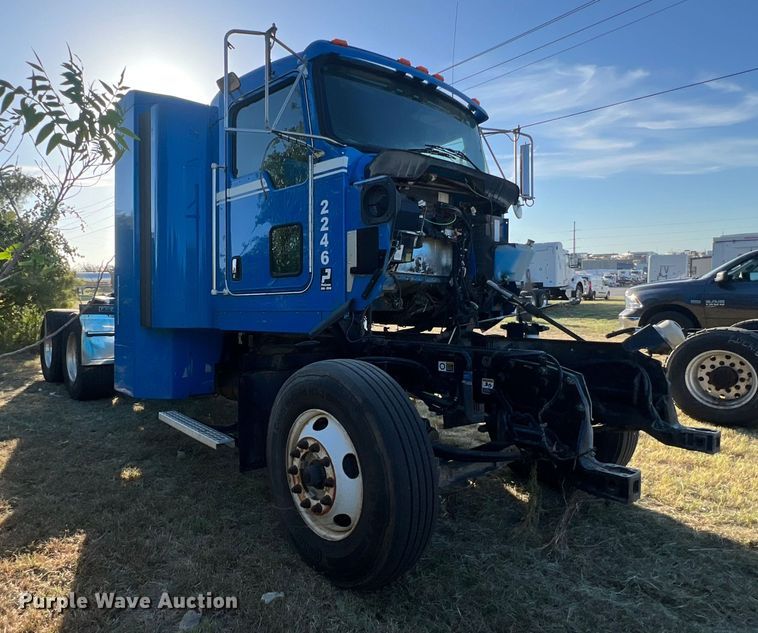 image for item EJ2915 2014 Kenworth  T800 semi truck