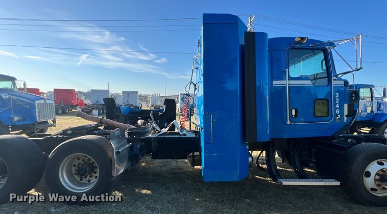 image for item EJ2915 2014 Kenworth  T800 semi truck