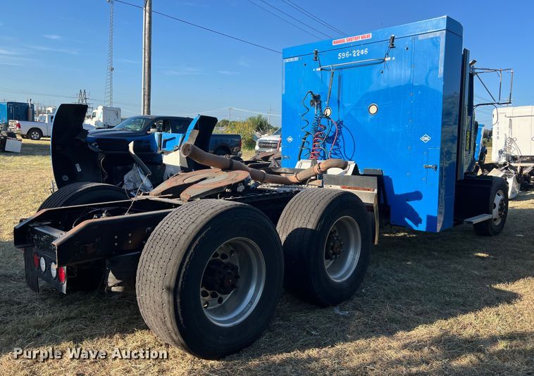 image for item EJ2915 2014 Kenworth  T800 semi truck