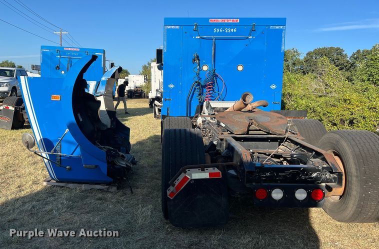 image for item EJ2915 2014 Kenworth  T800 semi truck