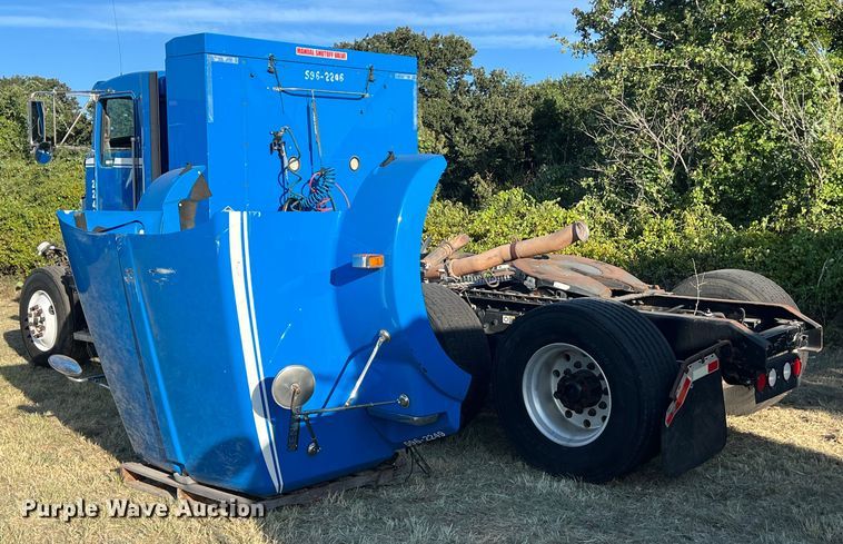 image for item EJ2915 2014 Kenworth  T800 semi truck