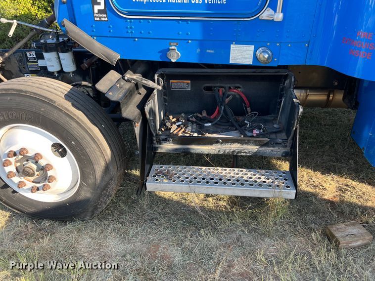 image for item EJ2915 2014 Kenworth  T800 semi truck