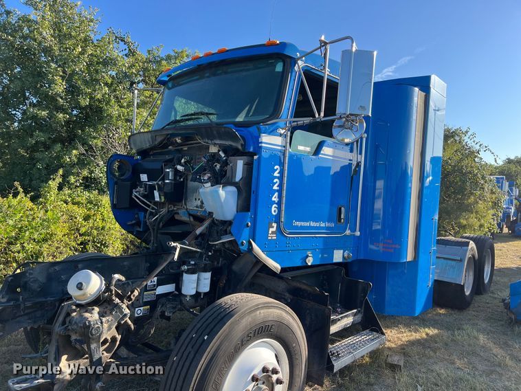 image for item EJ2915 2014 Kenworth  T800 semi truck