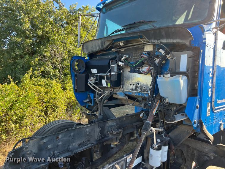 image for item EJ2915 2014 Kenworth  T800 semi truck