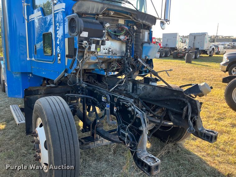 image for item EJ2915 2014 Kenworth  T800 semi truck