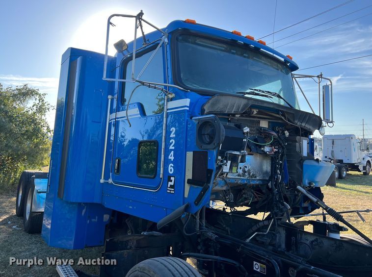 image for item EJ2915 2014 Kenworth  T800 semi truck