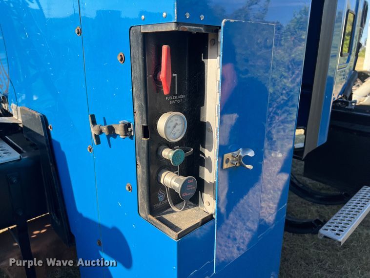 image for item EJ2915 2014 Kenworth  T800 semi truck