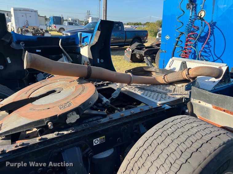 image for item EJ2915 2014 Kenworth  T800 semi truck