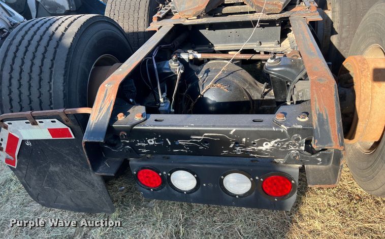 image for item EJ2915 2014 Kenworth  T800 semi truck