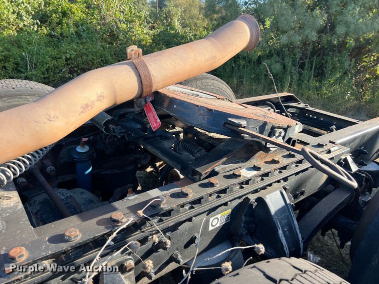 image for item EJ2915 2014 Kenworth  T800 semi truck