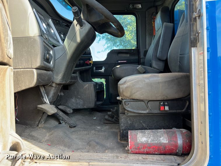 image for item EJ2915 2014 Kenworth  T800 semi truck