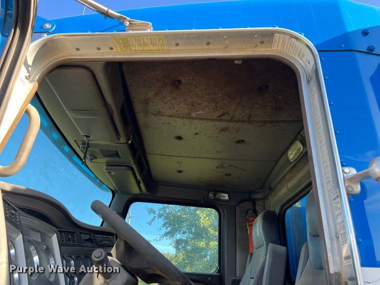 image for item EJ2915 2014 Kenworth  T800 semi truck