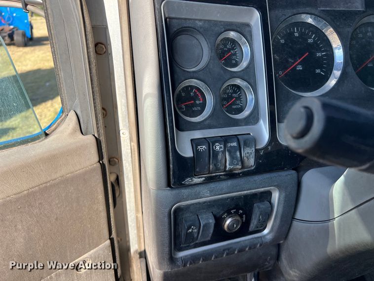 image for item EJ2915 2014 Kenworth  T800 semi truck