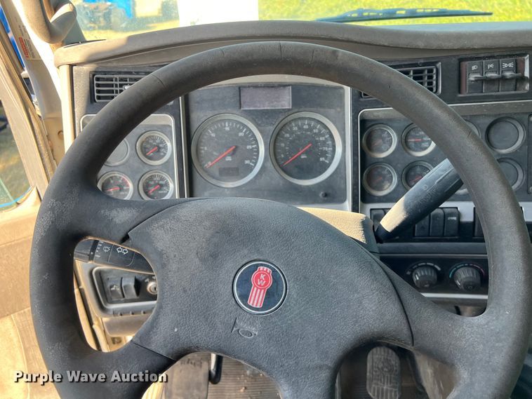 image for item EJ2915 2014 Kenworth  T800 semi truck