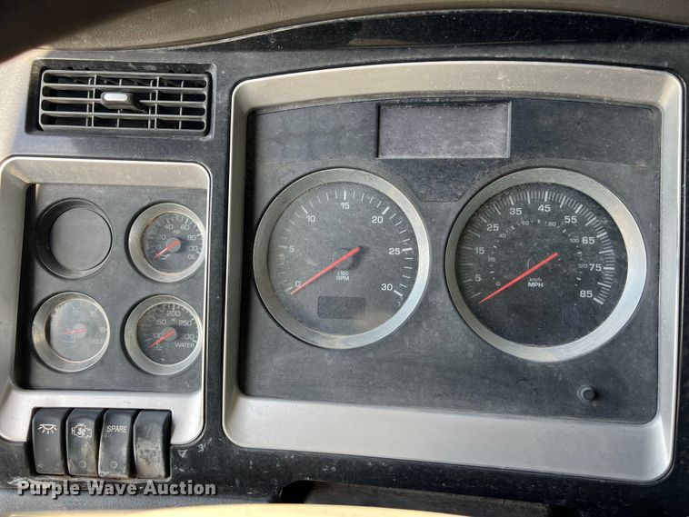 image for item EJ2915 2014 Kenworth  T800 semi truck