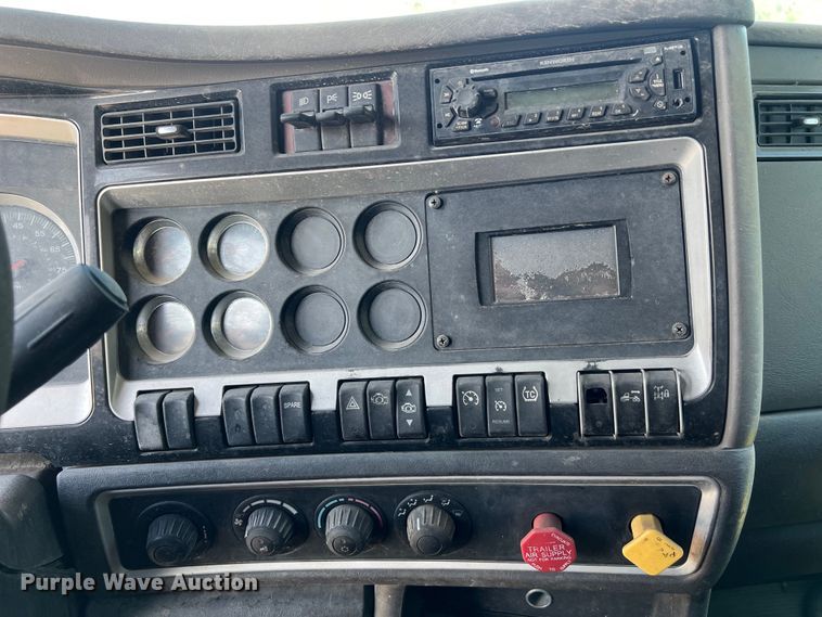 image for item EJ2915 2014 Kenworth  T800 semi truck