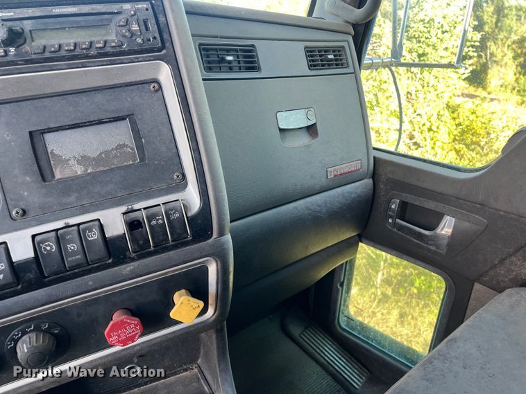 image for item EJ2915 2014 Kenworth  T800 semi truck