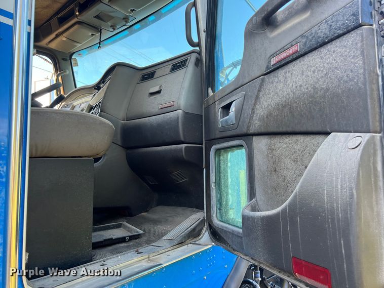 image for item EJ2915 2014 Kenworth  T800 semi truck