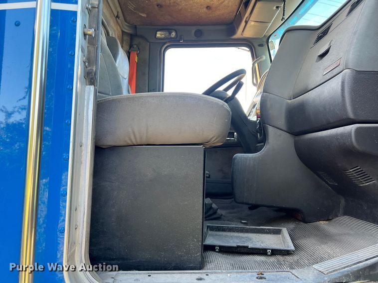 image for item EJ2915 2014 Kenworth  T800 semi truck