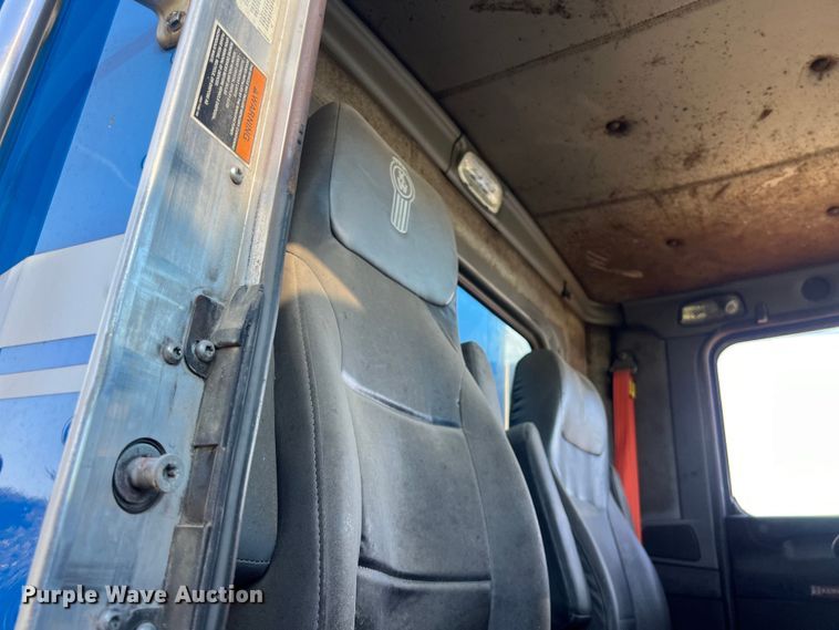 image for item EJ2915 2014 Kenworth  T800 semi truck