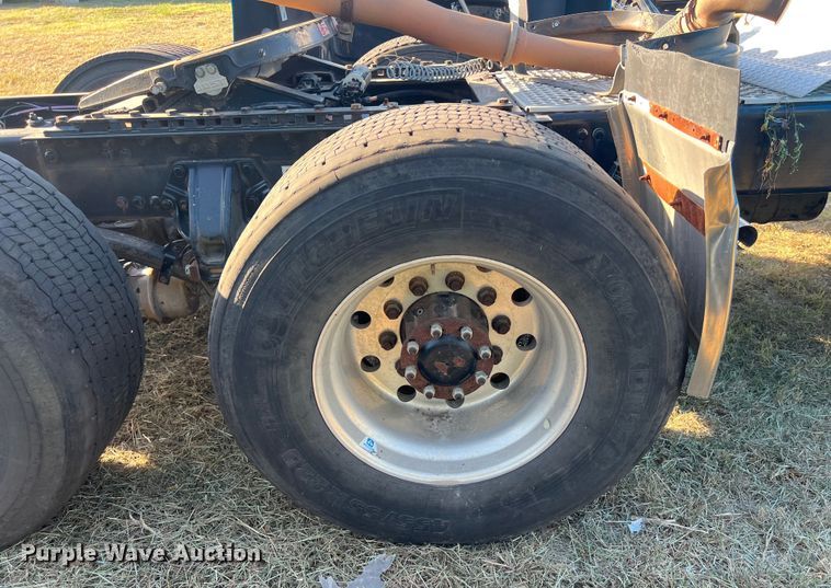 image for item EJ2915 2014 Kenworth  T800 semi truck