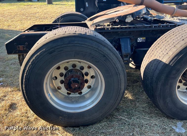 image for item EJ2915 2014 Kenworth  T800 semi truck