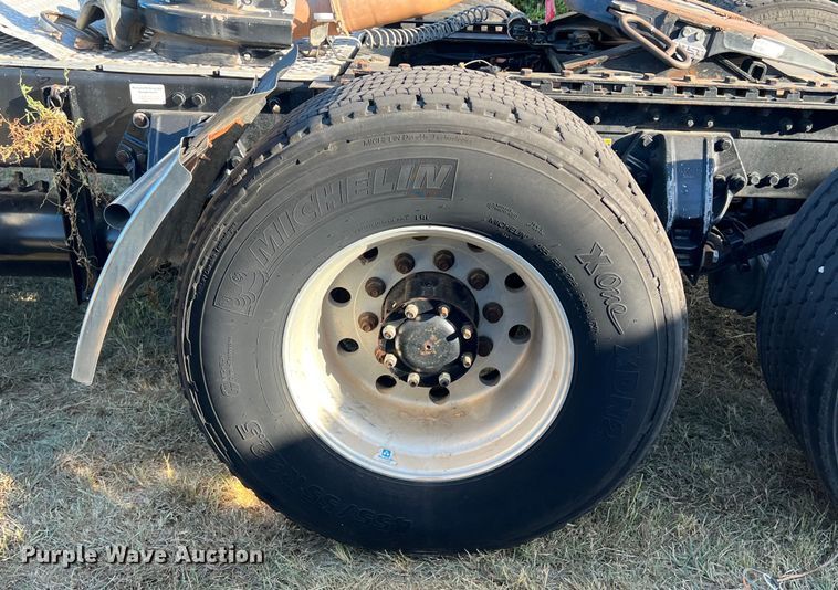 image for item EJ2915 2014 Kenworth  T800 semi truck