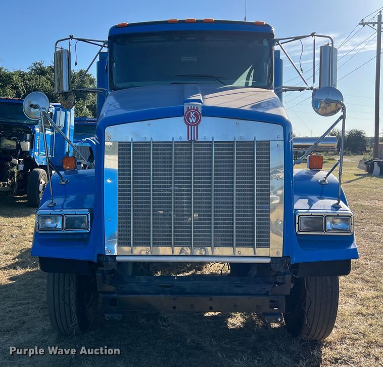 image for item EJ2916 2014 Kenworth  T800 semi truck