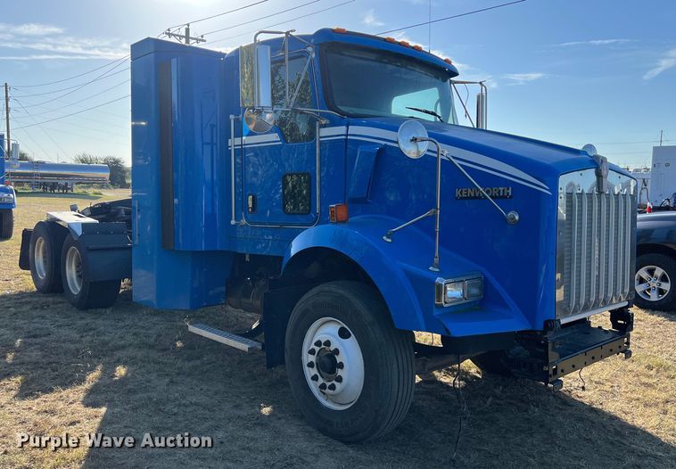 image for item EJ2916 2014 Kenworth  T800 semi truck